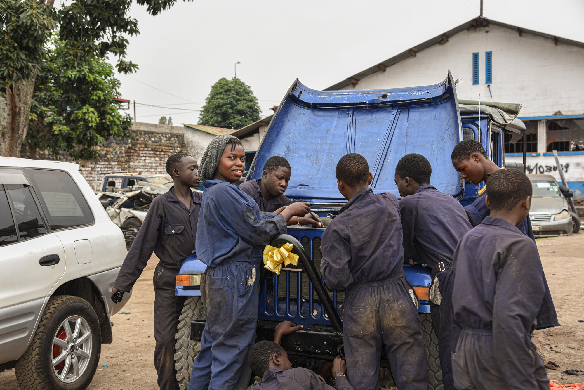 Immaculée fixing a car